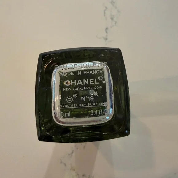 CHANEL N°19 Perfume with Green Hue - Picture 2 of 2